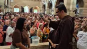 Cariocas começam o ano com a bênção dos capuchinhos na basílica de São Sebastião
