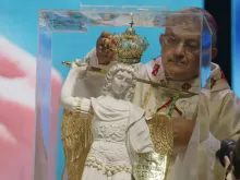 Dom Argemiro Azevedo coroa a imagem de são Miguel Arcanjo