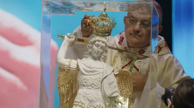Dom Argemiro Azevedo coroa a imagem de são Miguel Arcanjo