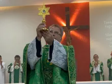 Padre Querino Araújo apresenta a relíquia de são Judas Tadeu