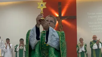 Padre Querino Araújo apresenta a relíquia de são Judas Tadeu