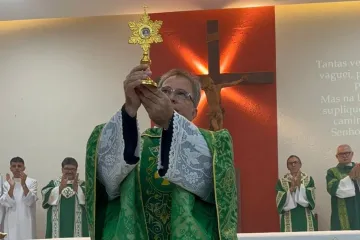 Padre apresenta a relíquia de são Judas Tadeu