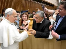 O deputado federal José Guimarães entregando a imagem do padre Cícero ao papa Leão XIV