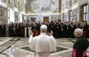 O papa Leão XIV saúda os participantes do Simpósio “Niceia e a Igreja do Terceiro Milénio: Rumo à unidade Católico-Ortodoxa,” durante a audiência no Vaticano, hoje (7)