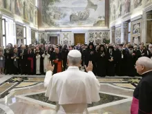 O papa Leão XIV saúda os participantes do Simpósio “Niceia e a Igreja do Terceiro Milénio: Rumo à unidade Católico-Ortodoxa,” durante a audiência no Vaticano, hoje (7)