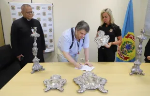 PF devolve as peças sacras ao provedor da Irmandade da Lapa dos Mercadores