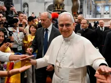 O Papa Leão XIV na basílica de São Pedro durante o encontro que teve com os missionários digitais durante o Jubileu da Esperança.