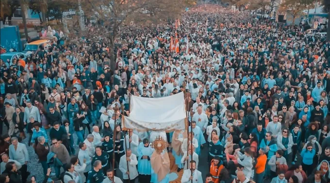 procissão com o Santíssimo na solenidade de Corpus Christi de Curitiba, em 2024