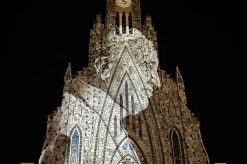 Projeção de imagem do papa Francisco na Catedral de Pedra, em Canela (RS)