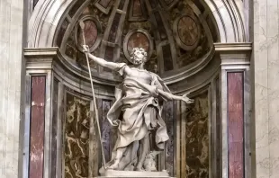 Escultura de são Longuinho na basílica de São Pedro, no Vaticano