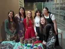 O grupo de peregrinos das paróquias Nossa Senhora de Fátima e Nossa Senhora do Carmo em Taguatinga (DF) venderam bolos, doces, pastel e outros produtos para custear a peregrinação ao Jubileu da Juventude em Roma