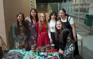 O grupo de peregrinos das paróquias Nossa Senhora de Fátima e Nossa Senhora do Carmo em Taguatinga (DF) venderam bolos, doces, pastel e outros produtos para custear a peregrinação ao Jubileu da Juventude em Roma