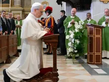 Papa Leão XIV reza diante do Santíssimo Sacramento antes celebrar a missa na paróquia pontifícia santo Tomás de Vilanova, no centro histórico de Castel Gandolfo