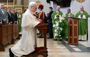 Papa Leão XIV reza diante do Santíssimo Sacramento antes celebrar a missa na paróquia pontifícia santo Tomás de Vilanova, no centro histórico de Castel Gandolfo