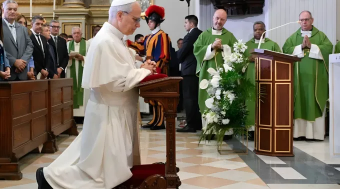 Papa Leão XIV reza diante do Santíssimo Sacramento