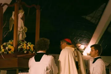 Cardeal Paulo Cezar consagrando a arquidiocese de Brasília à são Miguel Arcanjo