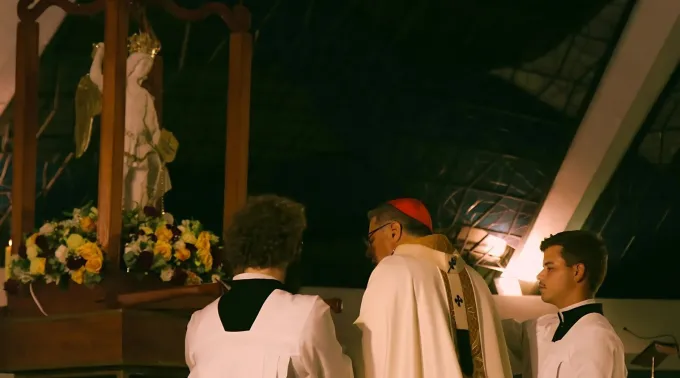 Cardeal Paulo Cezar consagrando a arquidiocese de Brasília à são Miguel Arcanjo