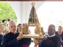 A imagem peregrina de Nossa Senhora Aparecida foi levada a catedral Santa Cruz pelo bispo de Rondonópolis-Guiratinga, dom Maurício Jardim e pelo missionário redentorista, padre Vanderlei Santos