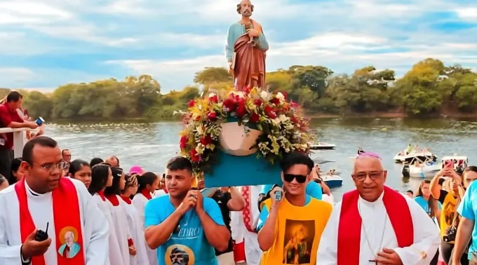 imagem de são Pedro é levada em um andor em uma procissão fluvial