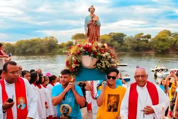 imagem de são Pedro é levada em um andor em uma procissão fluvial