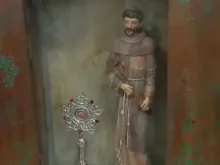 A relíquia de primeiro grau de são Francisco Assis vem acompanhada de uma imagem do santo dentro de uma capelinha rústica de madeira