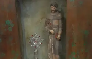 A relíquia de primeiro grau de são Francisco Assis vem acompanhada de uma imagem do santo dentro de uma capelinha rústica de madeira