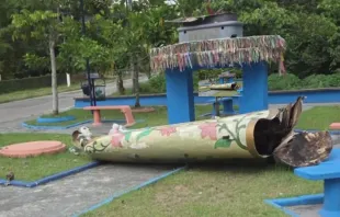 Vândalos destruíram a imagem de Nossa Senhora de Nazaré na praça central do distrito de Apeú, em Castanhal (PA)