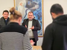 Bispo de Jundiaí, dom Arnaldo Carvalheiro, com o casal que foi atacado com spray de pimenta na catedral