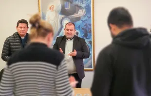 Bispo de Jundiaí, dom Arnaldo Carvalheiro, com o casal que foi atacado com spray de pimenta na catedral