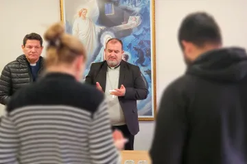 Bispo de Jundiaí, dom Arnaldo Carvalheiro, com o casal que foi atacado com spray de pimenta na catedral