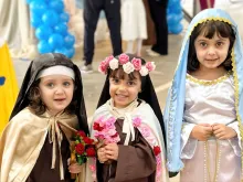 Crianças vestidas de santas na 'Festa no céu' 2024, da Comunidade Resgate