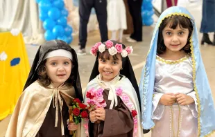 Crianças vestidas de santas na 'Festa no céu' 2024, da Comunidade Resgate