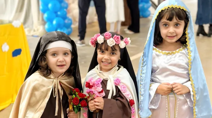 Crianças vestidas de santas na 'Festa no céu' 2024