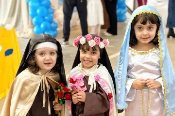 Crianças vestidas de santas na 'Festa no céu' 2024