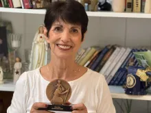 Diane Foley recebeu em 2024 do Prêmio Christopher, concedido por The Christophers, uma organização cristã fundada em 1945 pelo padre Maryknoll James Keller.