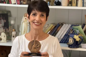 Diane Foley recebeu em 2024 do Prêmio Christopher, concedido por The Christophers, uma organização cristã fundada em 1945 pelo padre Maryknoll James Keller