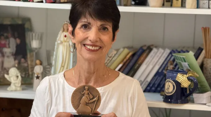 Diane Foley recebeu em 2024 do Prêmio Christopher, concedido por The Christophers, uma organização cristã fundada em 1945 pelo padre Maryknoll James Keller ?? 