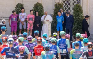 Papa Leão XIV fala hoje (1) a ciclistas do Giro d'Itália no Vaticano.