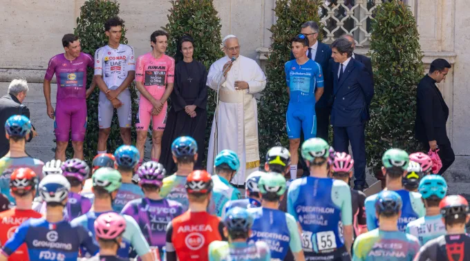 Papa Leão XIV fala a ciclistas do Giro d'Itália no Vaticano ?? 