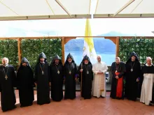 O papa com a delegação na grande sacada da Villa Barberini.