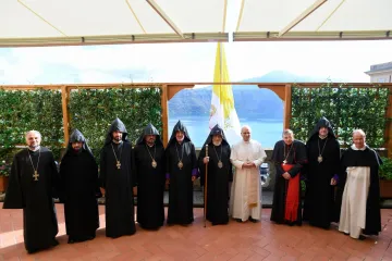 O papa com a delegação na grande sacada da Villa Barberini.
