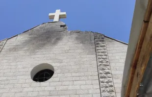 Fachada da igreja em Gaza depois do ataque israelense em meados de julho.