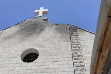 Fachada da igreja em Gaza depois do ataque israelense em meados de julho.