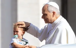 Papa abençoa criança durante Audiência Geral de quarta-feira.