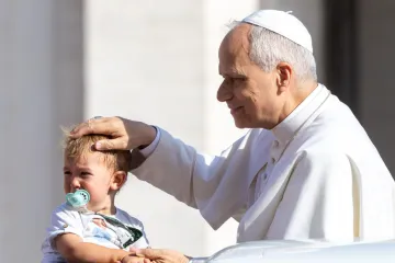 Papa abençoa criança durante Audiência Geral de quarta-feira.