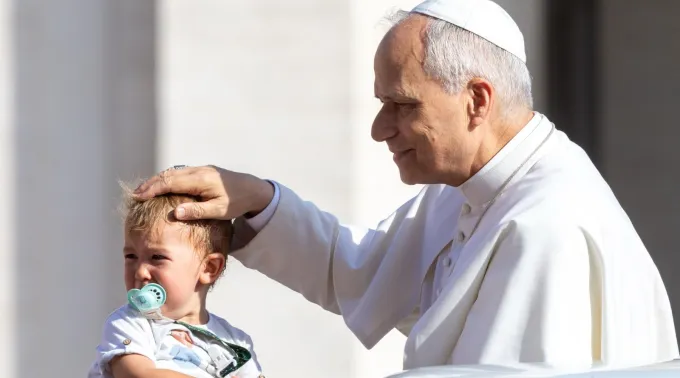 Papa abençoa criança durante Audiência Geral de quarta-feira. ?? 