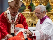 O papa Leão XIV impõe o pálio a um de 54 arcebispos na solenidade de são Pedro e são Paulo na basílica de São Pedro