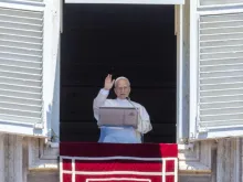 O papa Leão XIV saúda os fiés, da janela do Palácio Apostólico na praça de São Pedro, no Vaticano