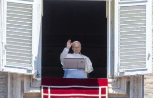 O papa Leão XIV saúda os fiés, da janela do Palácio Apostólico na praça de São Pedro, no Vaticano