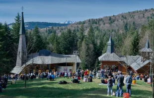 A Santa Sé reconhece o valor pastoral do fenômeno e autoriza o culto público, sem se pronunciar sobre a autenticidade sobrenatural das aparições